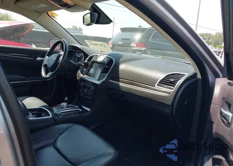 2015 Chrysler 300 Limited z USA, uszkodzony, nr VIN 2C3CCARG2FH781798